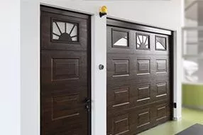 Ворота Алютех Trend с коричневой боковой дверью